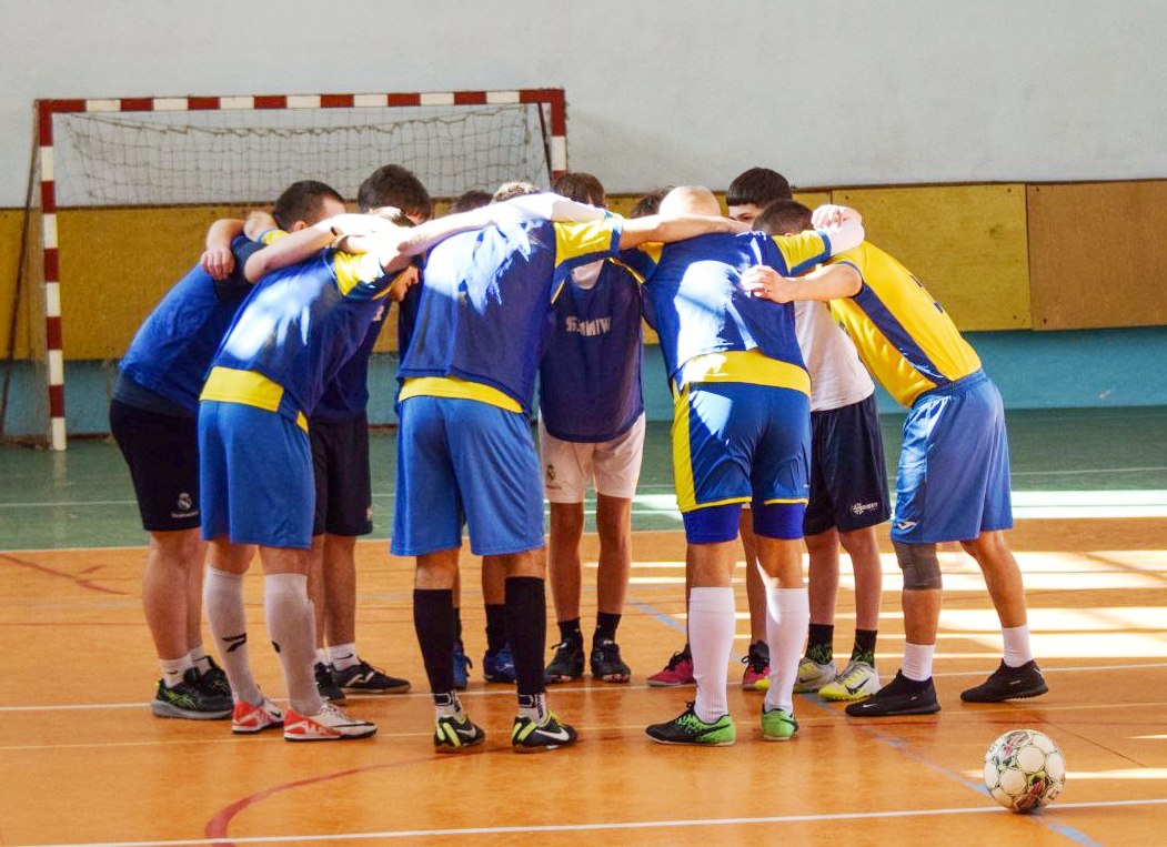 Збірна поліціянтів та дітей налаштовується на  гру